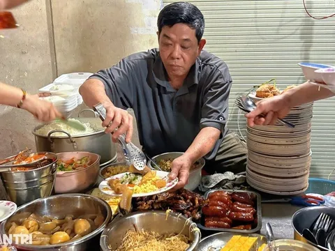 "Quán cơm tấm ma" ở TPHCM chỉ mở lúc đêm khuya, khách xếp hàng thưởng thức