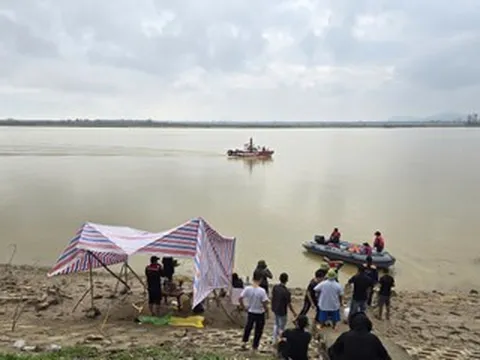 Vụ nghi bố ôm hai con nhảy cầu: Tìm thấy thi thể hai bé gái trên sông Lam