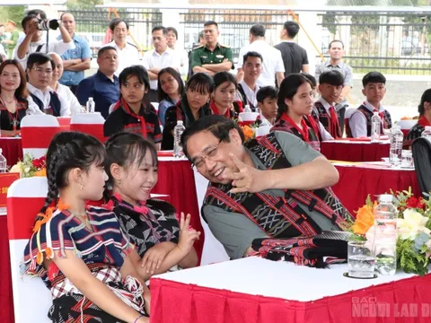 Dự khởi công trường học, Thủ tướng Phạm Minh Chính mời 2 em nhỏ lên ngồi cùng bàn