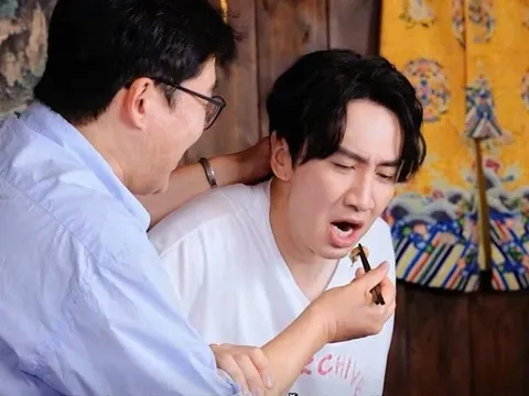 Tài tử Hàn Quốc nhắm mắt, toát mồ hôi khi ăn đuông dừa ở Việt Nam