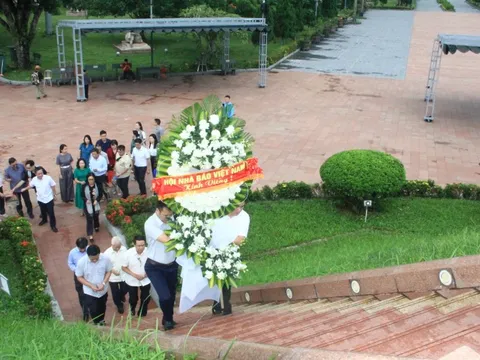 Đoàn công tác Hội Nhà báo Việt Nam tri ân các anh hùng liệt sĩ ở Thành cổ Quảng Trị