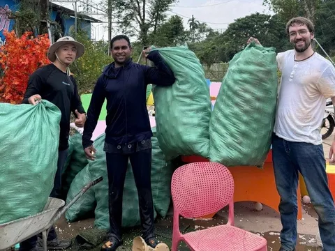 Khách Tây hào hứng khi tham gia "tour dọn dẹp sau lũ" ở Thái Nguyên