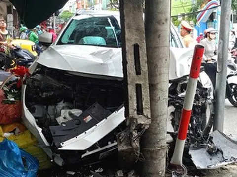 Nữ tài xế ô tô bất ngờ tăng tốc, tông xe máy văng lên sạp trái cây