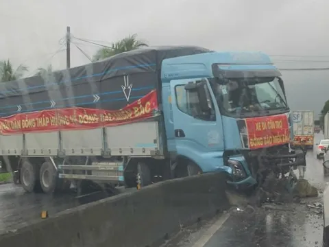 Xe chở hàng cứu trợ từ Đồng Tháp ra miền Bắc không may gặp tai nạn trên Quốc lộ 1