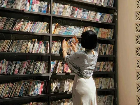 "Bức tường sách" 7.500 cuốn trong quán cà phê phố núi hút giới trẻ check-in