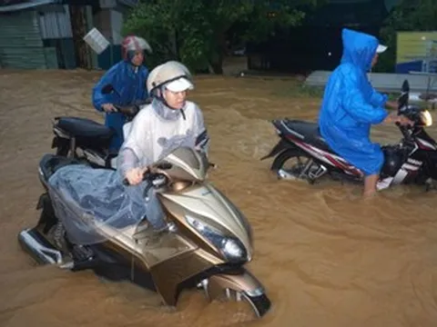 Đà Nẵng mưa lớn, nước đổ cuồn cuộn, người dân vật vã dắt xe chết máy đi làm
