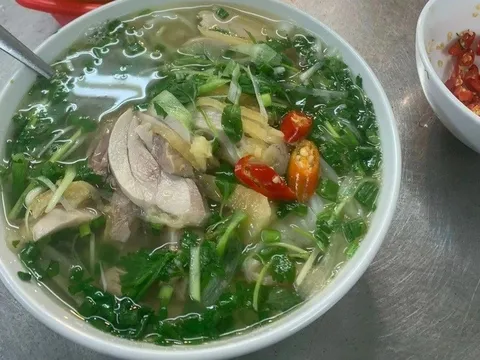 Ăn phở giá 150.000 đồng và 60.000 đồng ở Hà Nội, khách nước ngoài nói gì?