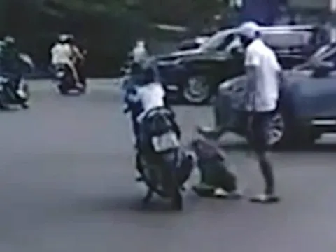 Bé trai bị đánh giữa đường ở Hà Nội