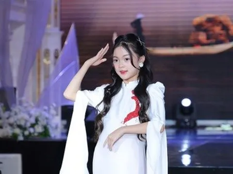 Bé Ghến “Đi giữa trời rực rỡ” trình diễn áo dài thu hút ánh nhìn