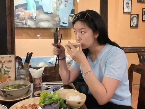 Du khách Hàn Quốc thử mắm tôm ở Việt Nam và thái độ gây bất ngờ