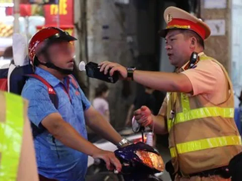 Vi phạm nồng độ cồn kịch khung, tài xế ở Hà Nội nói đang đi mua mồi nhậu tiếp