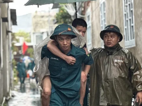 CLIP: Hối hả ở rốn lũ Mẹ Suốt, tổ trưởng đi từng ngõ, gõ từng nhà