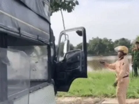 Nghẹt thở vây bắt kẻ 'ngáo đá' lái xe tải lạng lách, cầm dao chống trả công an