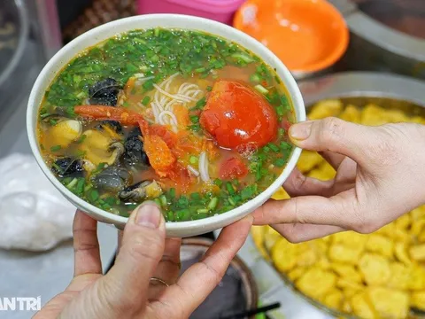 Quán bún ốc Hà Nội không biển báo, khách Đài Loan tìm vã mồ hôi