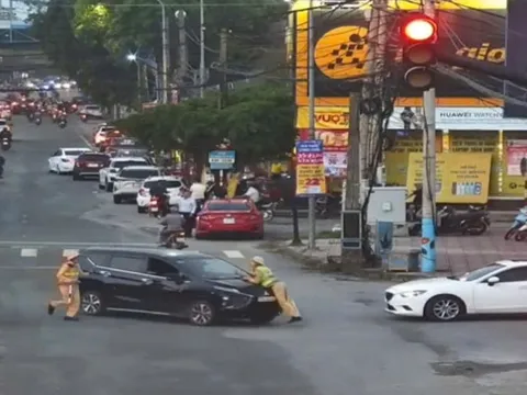 VIDEO: Thiếu tá CSGT bị ô tô tông, bám nắp ca-pô
