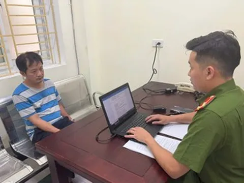 Tạm giữ tài xế ô tô hất thiếu tá CSGT lên capo tại Nghệ An