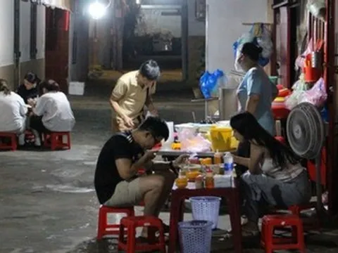 Gần 50 năm bán xuyên đêm, quán cháo 'núp hẻm' TPHCM hút khách nhờ công thức lạ