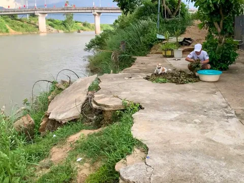 Người dân thấp thỏm bên bờ sông sạt lở trước bão Thần Gió