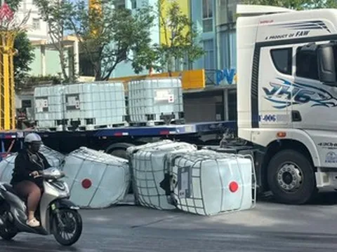 4 thùng nghi chứa axit bất ngờ rơi giữa phố khiến người dân nhức đầu, buồn nôn