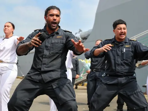 VIDEO: Thuỷ thủ tàu hải quân lớn nhất New Zealand nhảy điệu haka khi đến TP HCM