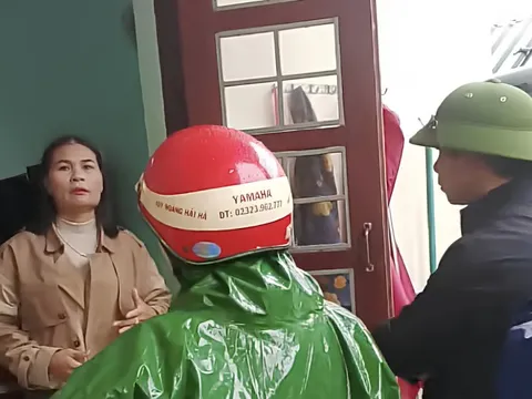 Phó hiệu trưởng bị đình chỉ bất ngờ trở lại trường, học sinh hô vang “Cô Huế về đi!”