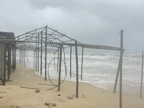 Cảnh rơi nước mắt ở bãi tắm biển nổi tiếng ở Huế sau bão Fengshen
