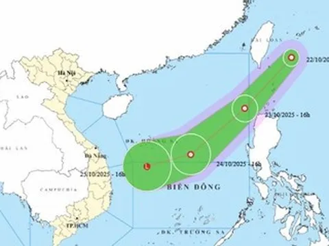 Bão số 12 chưa vào bờ, một áp thấp nhiệt đới lại xuất hiện gần Biển Đông