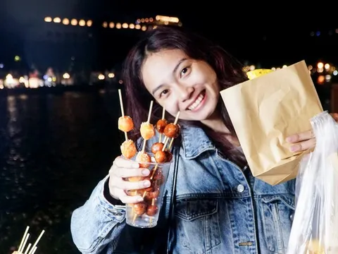 Người Hà Nội lên phố 'trà chanh nhà thờ', ăn kem Tràng Tiền 'chill chill' trong gió lạnh đầu mùa