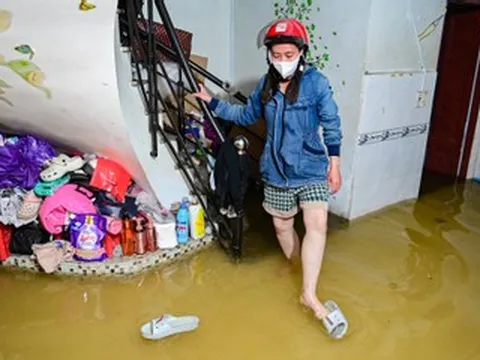 Triều cường ngập hẻm, người dân TPHCM kê đồ chờ nước rút