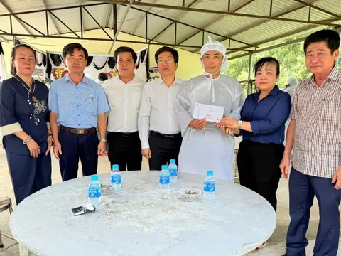 TP HCM chia sẻ, động viên và hỗ trợ gia đình cụ bà 79 tuổi bị nước cuốn trôi