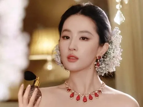 Pha xử lý sự cố tinh tế của Lưu Diệc Phi trên thảm đỏ