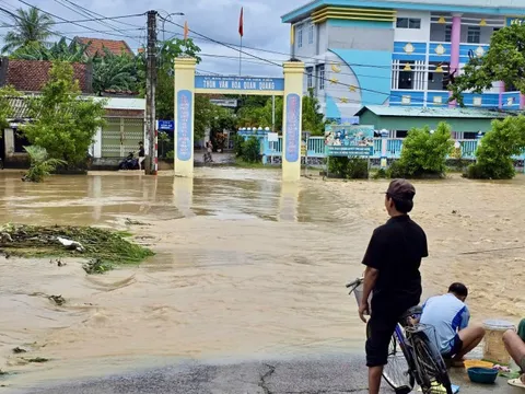 Mưa to, nước lũ ào ạt đổ về, người đi chợ tháo chạy, tiểu thương không kịp trở tay