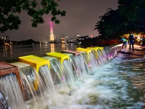 Triều cường vượt bờ kè, tràn vào trung tâm TPHCM: Người dân thốt lên '10 năm mới thấy'