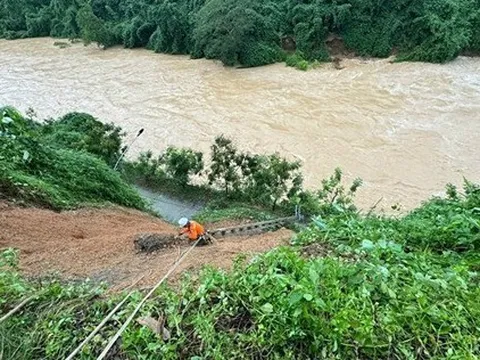 Nước về hơn 4.000 m3/giây, thủy điện Sông Tranh 2 tăng xả lũ, hạ du lo ngập sâu