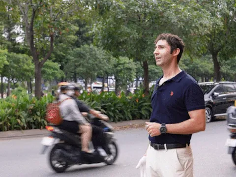 TPHCM: Anh Tây bán bánh mì, nói tiếng Việt sành sỏi hút khách ghé ăn