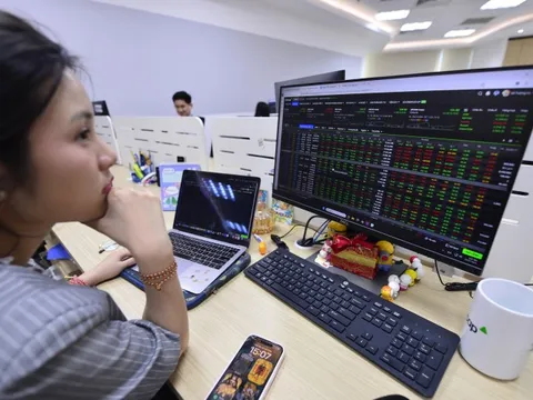 Chứng khoán giảm mạnh 30 phút cuối, loạt cổ phiếu nhóm Vingroup, GEX 'nằm sàn'