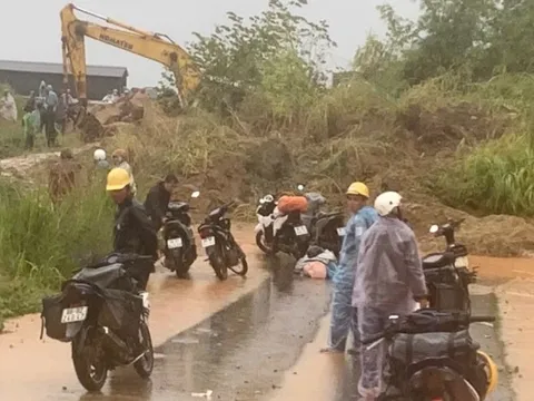 NÓNG: Đèo Đại Ninh bị sạt lở nghiêm trọng, Quốc lộ 28B chia cắt hoàn toàn