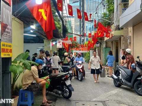 Quán cháo 34 năm tuổi ở TPHCM: Khách xếp hàng dài, đợi 30 phút mới có ăn