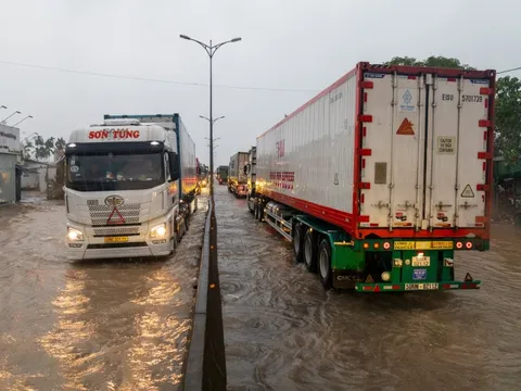 Lũ TP Huế: Quốc lộ 1 ngập sâu 65cm, xe tải xếp hàng dài cả km qua chỗ ngập