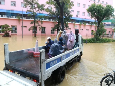 Bệnh viện Trung ương Huế bị cô lập, xe công vụ vượt lũ chở lương thực tiếp ứng
