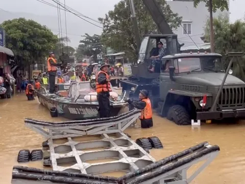 Xe lội nước, xuồng đặc chủng Vùng 3 hải quân xuống rốn lũ cứu dân vùng cô lập