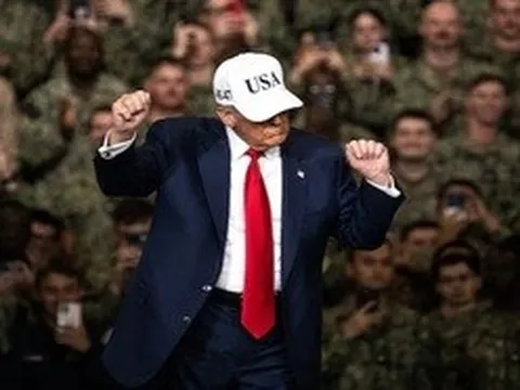 Tổng thống Trump nhảy cùng lính Mỹ trên tàu sân bay ở Nhật Bản