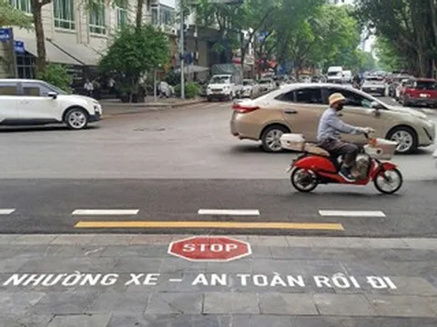 Hà Nội thí điểm sơn chữ 'Dừng lại' trên đường để nhắc tài xế giảm tốc