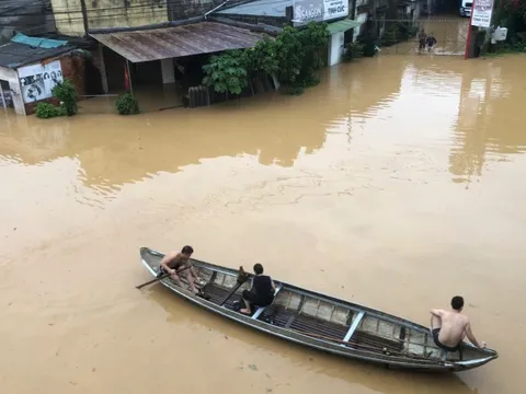 Khẩn cấp ngăn chặn lũ tràn vào trung tâm Quảng Ngãi