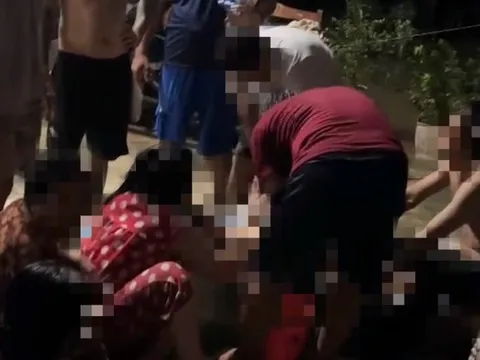 Bé trai 4 tuổi tử vong thương tâm khi trượt chân xuống sông sau nhà