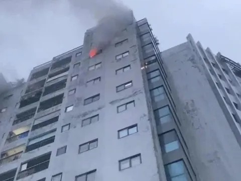 Cháy căn hộ chung cư vào rạng sáng, nhiều người dân hoảng hốt