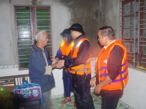 Bộ Tư lệnh Vùng Cảnh sát biển 2 thăm người dân "rốn lũ" Huế