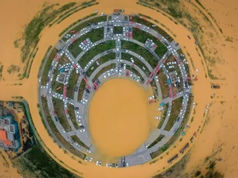 Cảnh tượng 'xứ Huế thơ mộng' giữa bốn bề biển nước nhìn từ trên cao