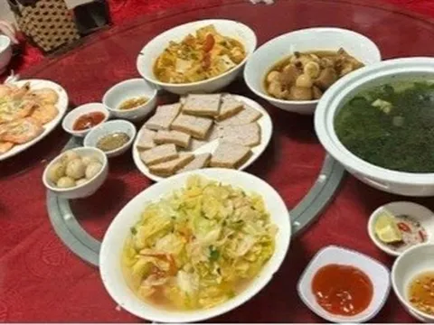 Thực hư nhóm sinh viên tố bị "chặt chém", mâm cơm lèo tèo ở Cửa Lò