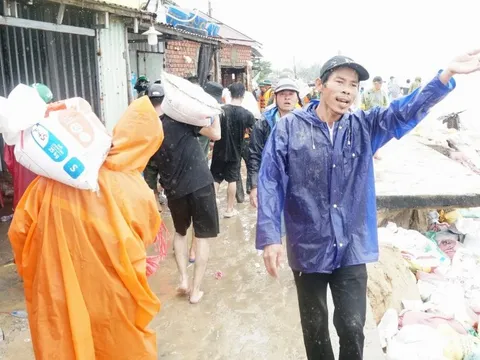 Cận cảnh sạt lở kinh hoàng ở cửa biển Đà Nẵng: Dân và bộ đội đang tất bật 'vá' bờ